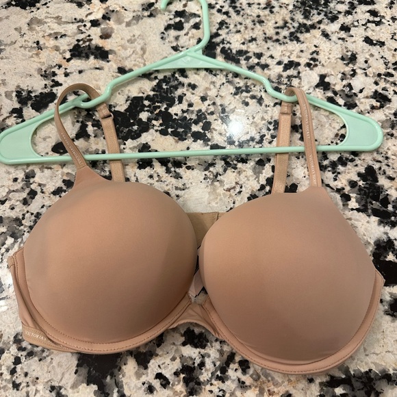 2 brand new Victoria secret push up T-shirt bras size 36c - Picture 2 of 3